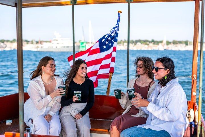 Newport Scenic Sunset Cruise på Classic Boat Rum Runner II