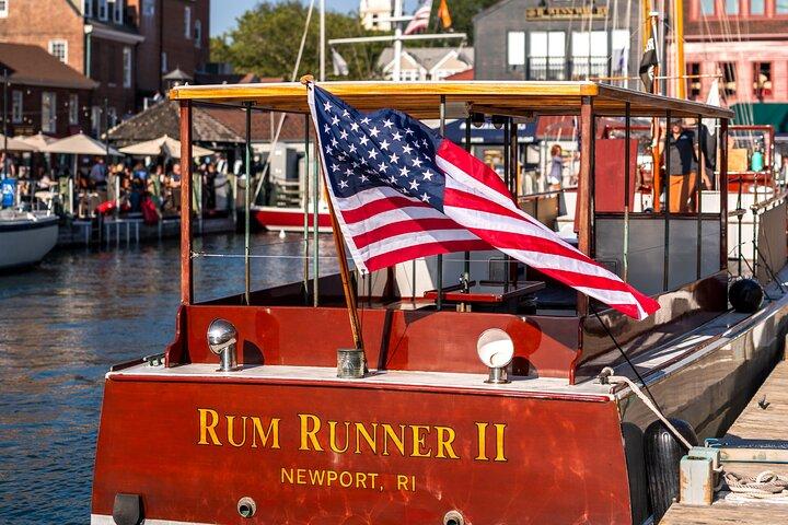 Newport Scenic Sunset Cruise på Classic Boat Rum Runner II