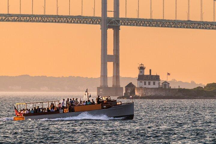 Newport Scenic Sunset Cruise på Classic Boat Rum Runner II