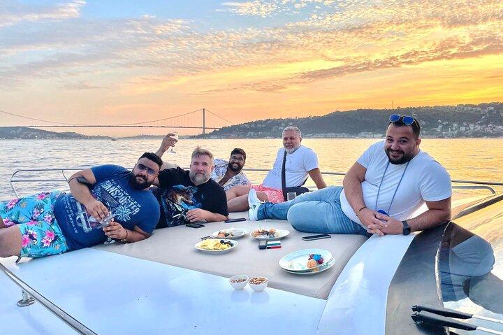 Crociera in yacht di lusso al tramonto con Guida dal vivo e snack
