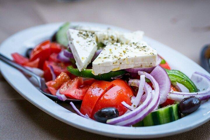 Diversão Athens Street Food Tour com Guia Local Marina