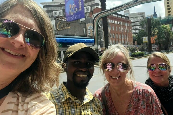 Nairobi city sights, Giraffe Encounters & Traditional dances Tour