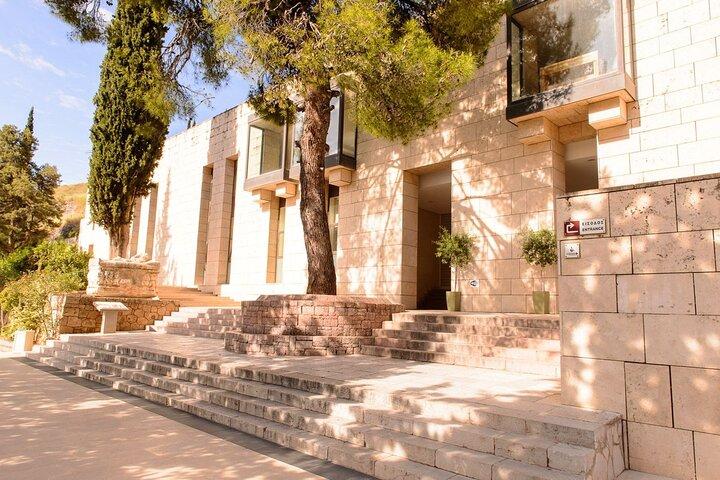 Entrada al museo y sitio arqueológico de Delfos con audiovisual 3D
