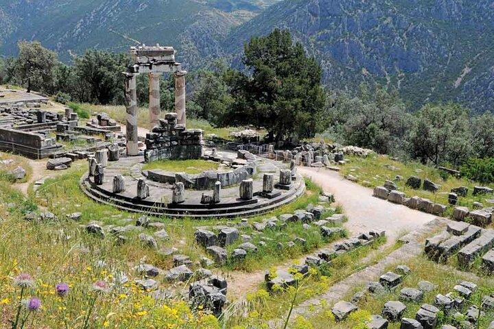 Entrada al museo y sitio arqueológico de Delfos con audiovisual 3D