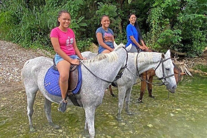 Passeio a cavalo e rafting em bambu saindo de Montego Bay