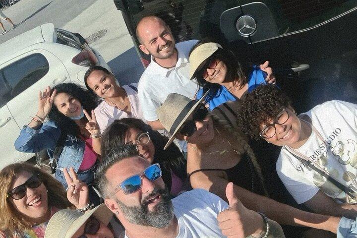 Transfert aller-retour privé à Santorin depuis/vers l'aéroport, le port et l'hôtel
