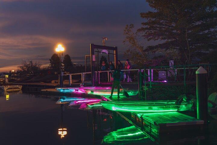 タホ湖の夜の LED グロー クリア カヤック ツアー