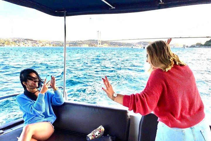 Crociera in yacht di lusso al tramonto con Guida dal vivo e snack