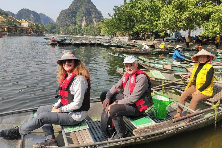 ハノイ発 : 9 人グループ ガイド付きツアー ムア洞窟、タムコック ホアルー