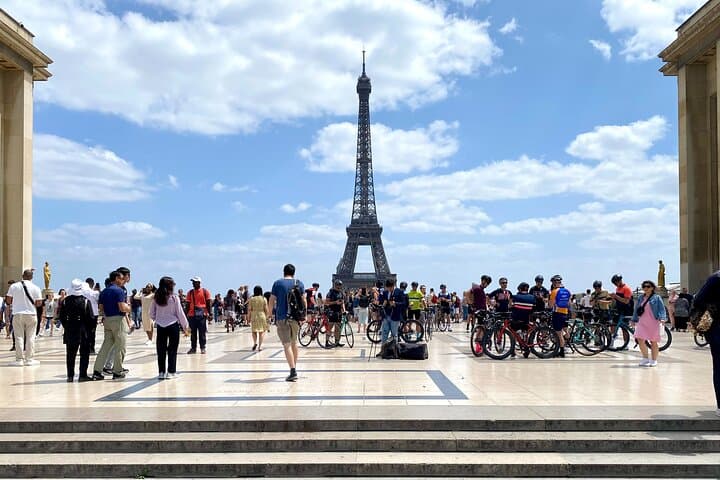 Private Eiffel Guided Tour with Hotel Pick-Up