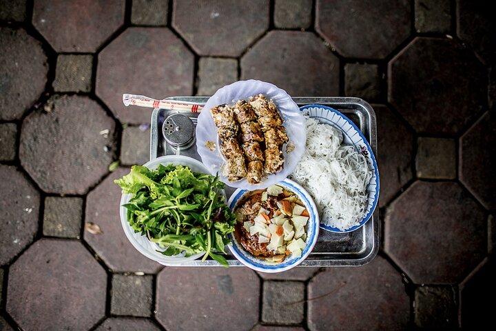 Hanoi: 7 Tasting Street Food Walking Tour og Train Street