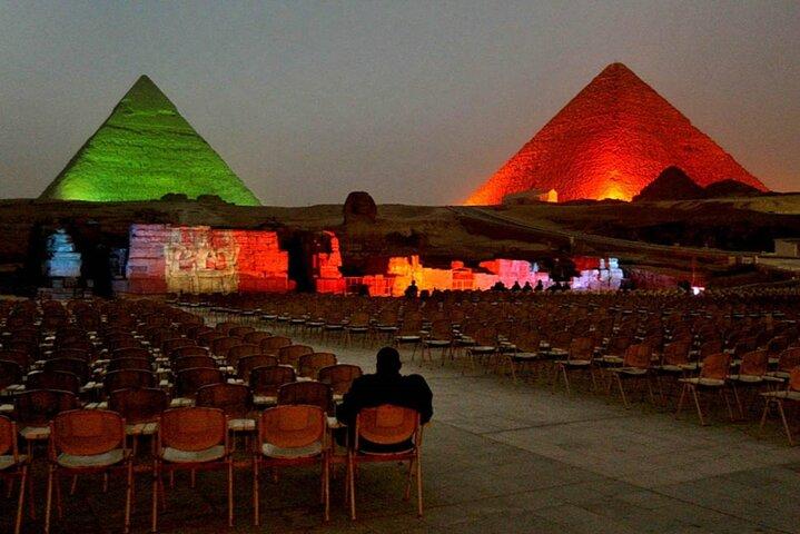 Det spektakulære lyd- og lysshow i Giza-pyramiderne.