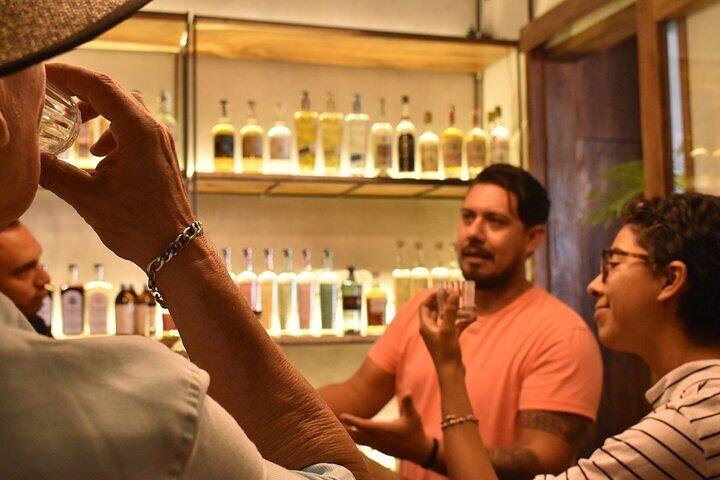 Degustazione di tequila artigianale premium presso la sala degustazione El