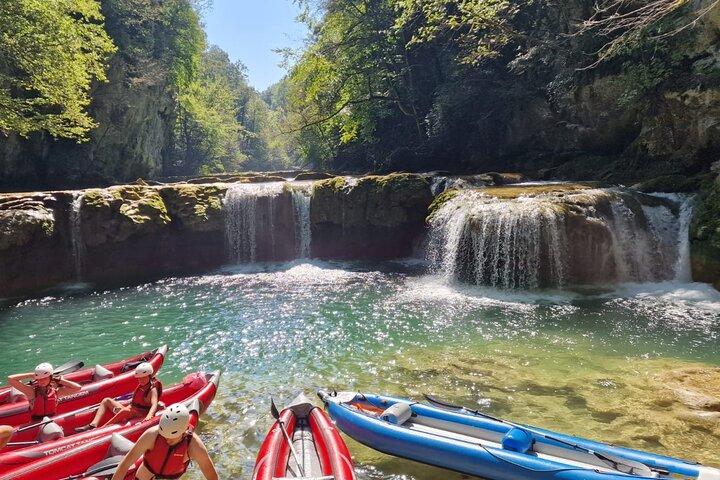 Kayak en las cascadas de Mreznica cerca de los lagos Slunj y Plitvice