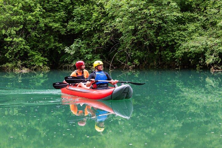 Kayak en las cascadas de Mreznica cerca de los lagos Slunj y Plitvice