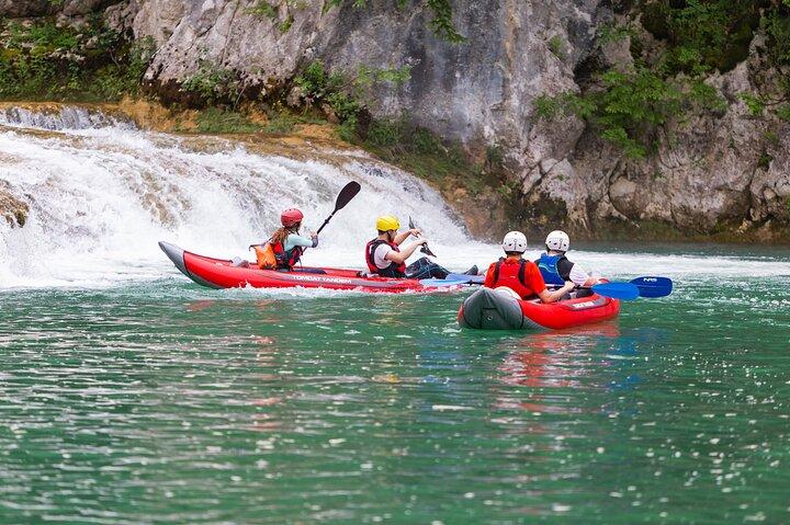Kayak en las cascadas de Mreznica cerca de los lagos Slunj y Plitvice