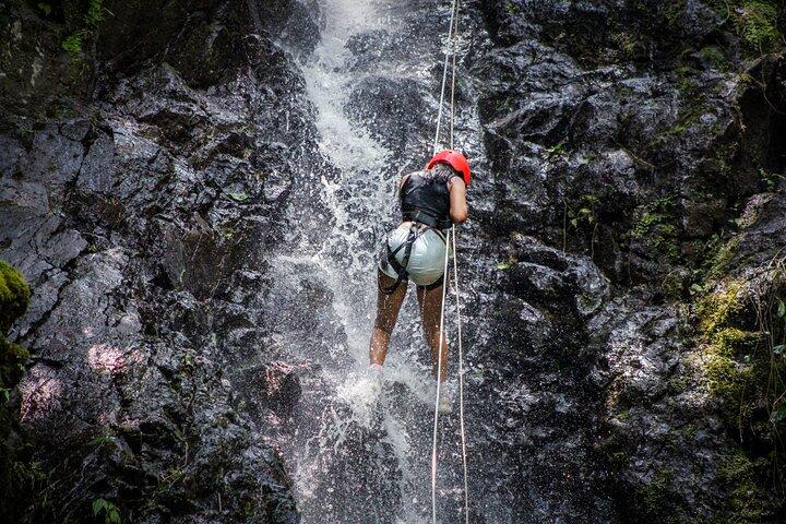 Canyoning Adventure Rappelling vattenfall i Arenal Volcano
