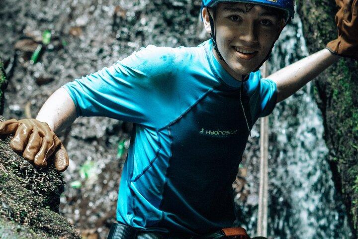 Canyoning Adventure Rappelling vattenfall i Arenal Volcano