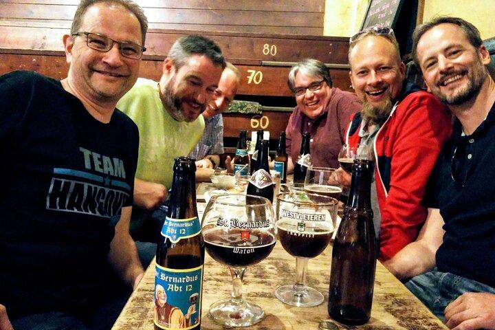 地元の若者によるブルージュ ビール ツアーとチョコレートのペアリング
