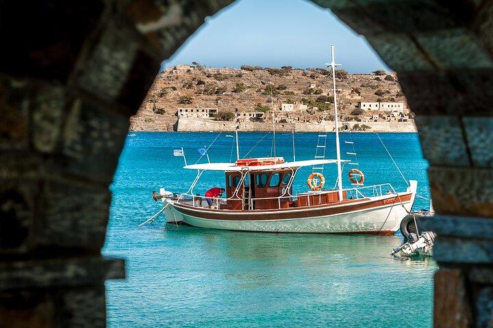 Elounda: Spinalonga Prof. Guided Boat Tour w/ BBQ + Swimming