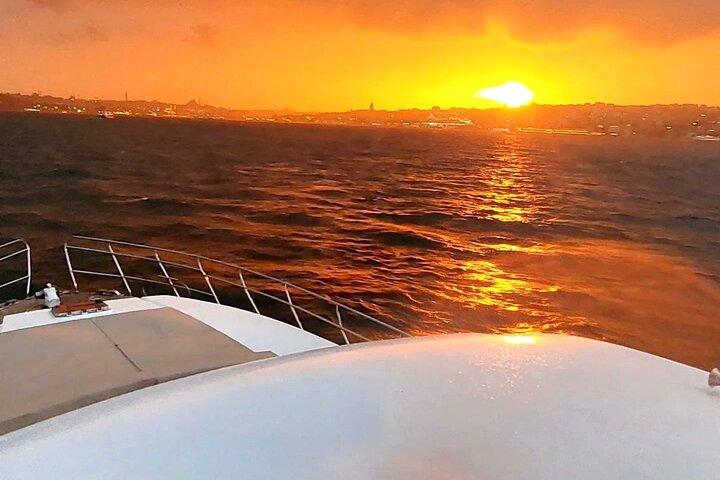 Crociera in yacht di lusso al tramonto con Guida dal vivo e snack