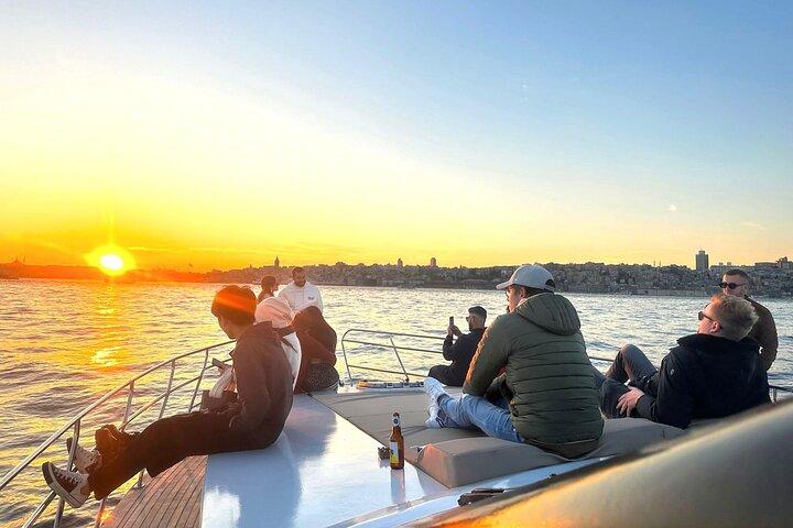 Crociera in yacht di lusso al tramonto con Guida dal vivo e snack