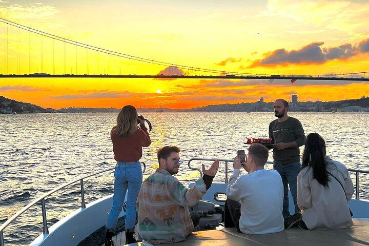 Crociera in yacht di lusso al tramonto con Guida dal vivo e snack