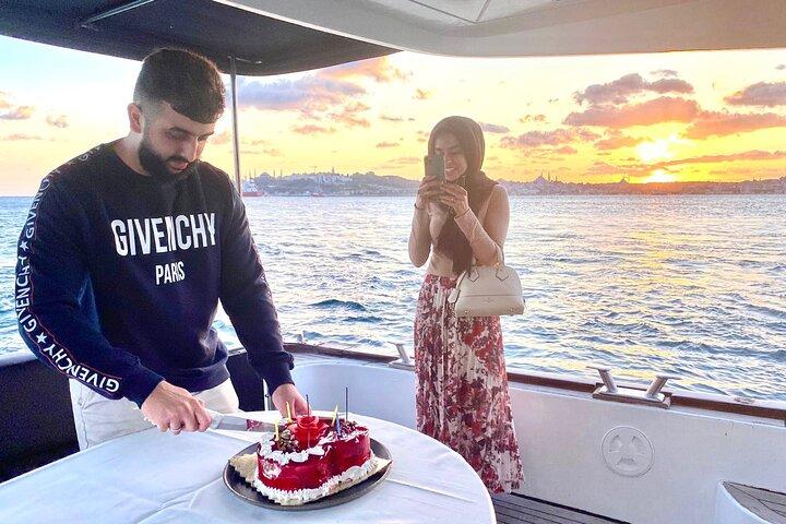 Crociera in yacht di lusso al tramonto con Guida dal vivo e snack