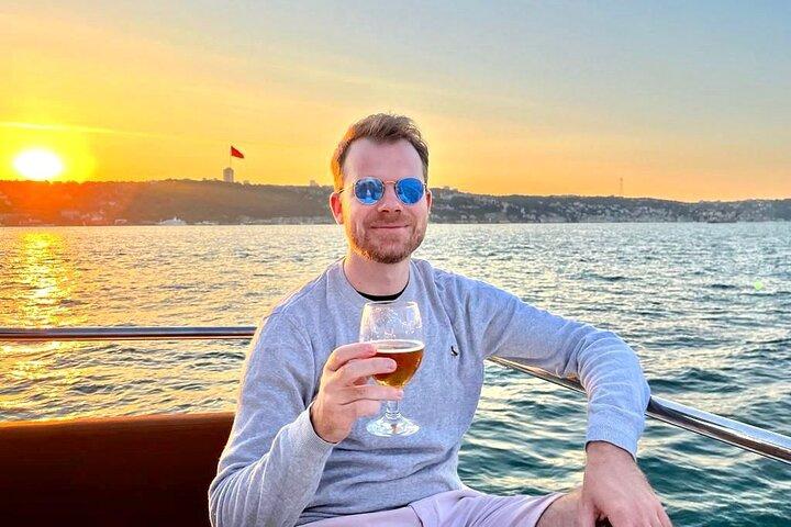 Crociera in yacht di lusso al tramonto con Guida dal vivo e snack