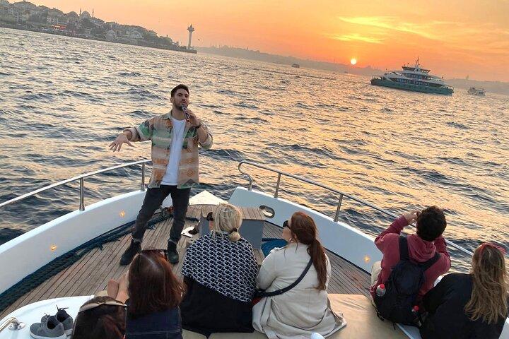 Crociera in yacht di lusso al tramonto con Guida dal vivo e snack