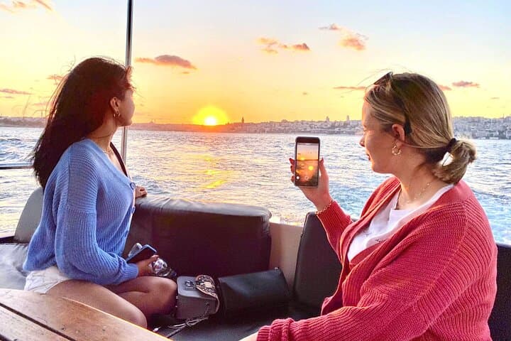 Sunset or Daytime Istanbul Luxury Yacht Cruise with Snacks
