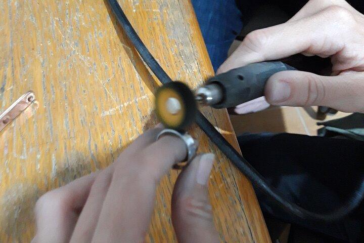 Experiencia privada de fabricación de anillos de plata simples en Amman