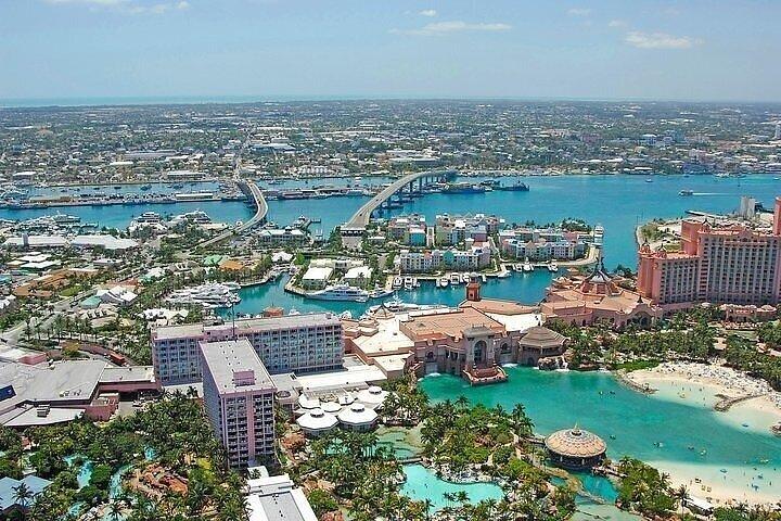 Transfert privé aller-retour de l'aéroport de la berline à Paradise Island