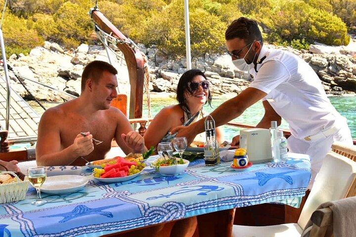 Excursion en bateau privé à Bodrum – 6 heures avec pause déjeuner et baignade