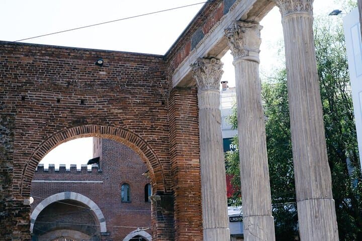 Highlights and hidden gems of Milan Bike Tour