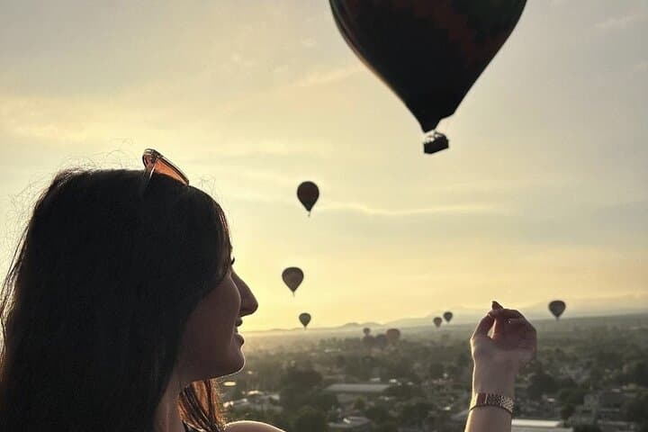 Hot air balloon flight + cave breakfast + Teotihuacan.