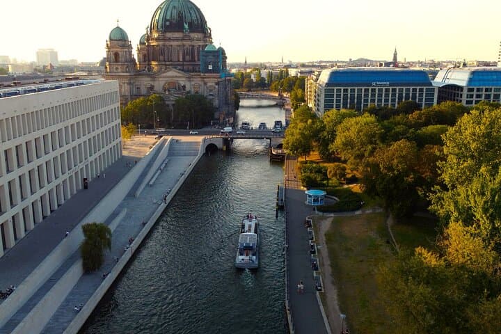 City lounge trip with the lounge ship through Berlin