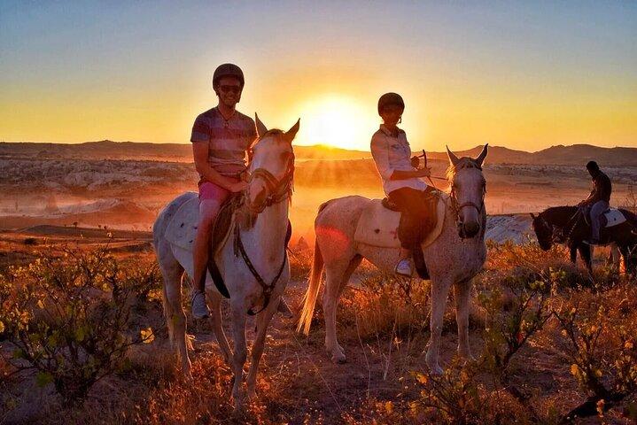 Cappadocia Adventures : Tour à cheval au coucher du soleil