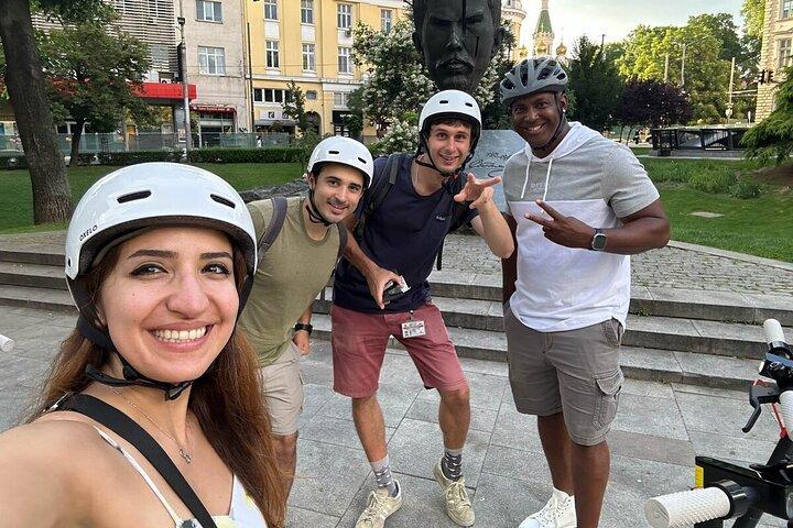 Sofia em um scooter elétrico - Visita guiada