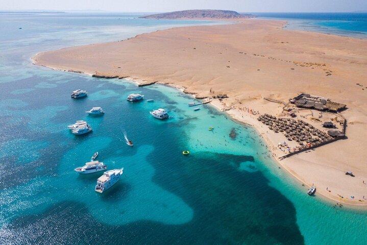 Hurghada watersporten, snorkelavontuur naar Orange Bay Island
