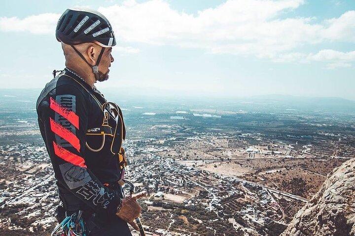 Arrampicata e discesa in corda doppia per principianti a Peña de Bernal Queretaro