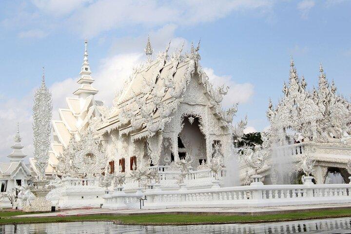 Chiang Rai: White, Blue, Red Temples og Long Neck Village Tour