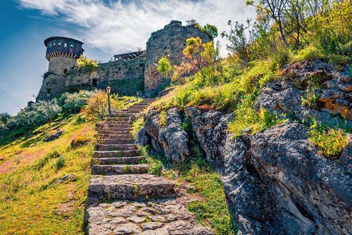 De Tirana: Caminhada até a Caverna Pellumbas e Castelo Petrela
