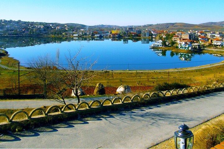 Tour di un'intera giornata al lago Belsh e alla città di Berat da Tirana