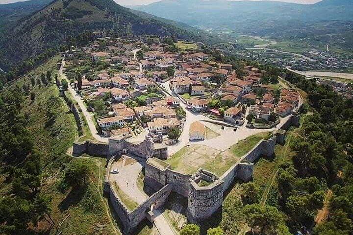 Tour di un'intera giornata al lago Belsh e alla città di Berat da Tirana