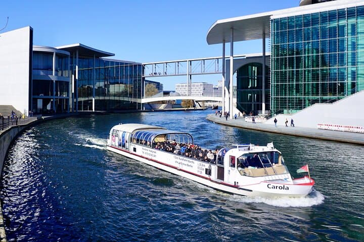 Berlin: 1 h rainproof Boat Tour + Bilingual Guide DE/EN