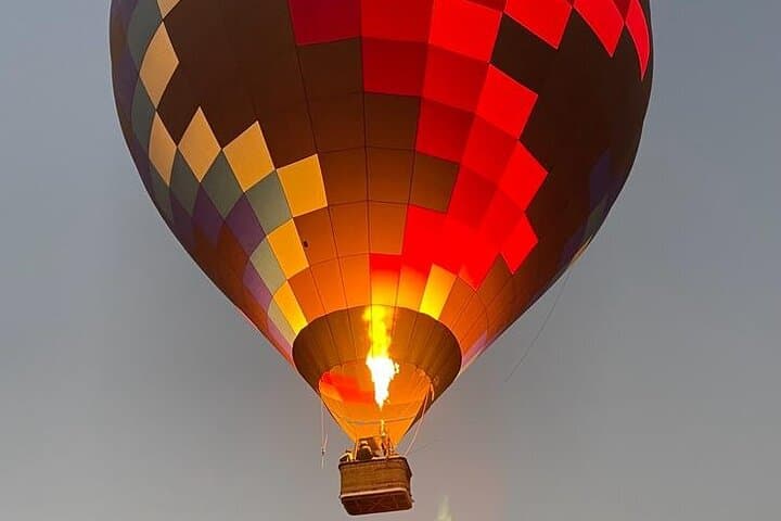 Hot air balloon flight + cave breakfast + Teotihuacan.