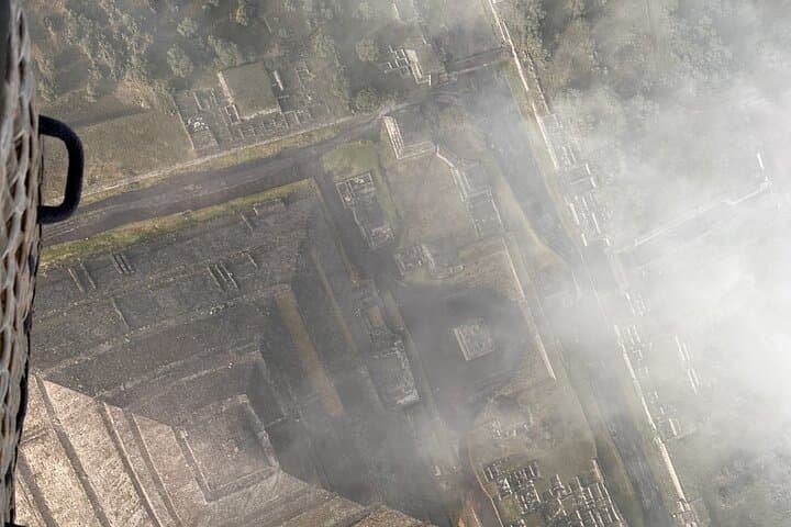 Hot air balloon flight + cave breakfast + Teotihuacan.