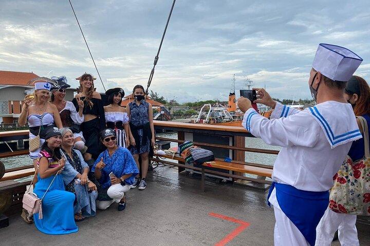Piratendinercruise op Bali met traditionele Pinisi-boot