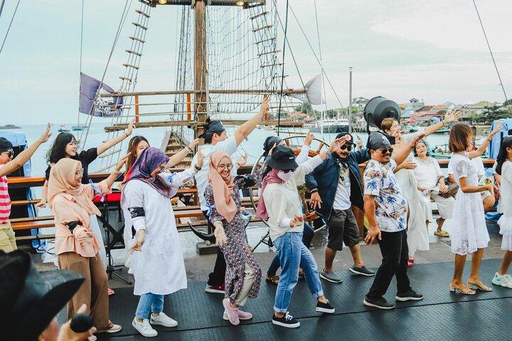 Piratendinercruise op Bali met traditionele Pinisi-boot